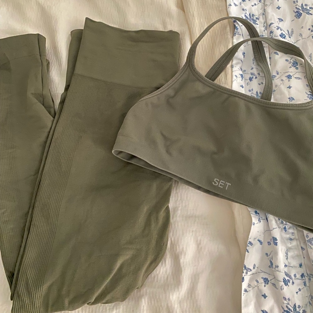 Green set active leggings and bra